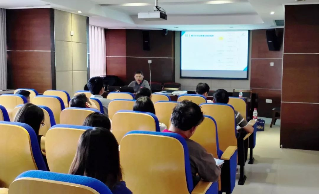 5d8cea595fcec.png 培訓(xùn)現(xiàn)場.png